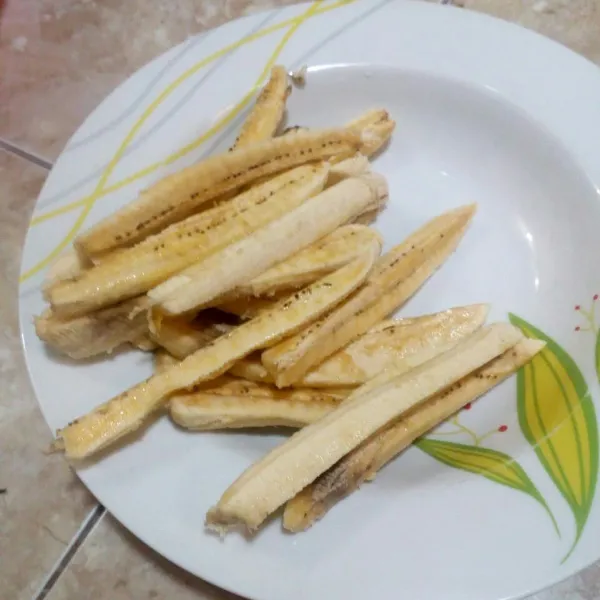 Potong pisang menjadi 4 bagian.