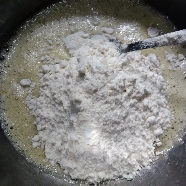 Masukkan tepung terigu, garam, baking soda, baking powder, dan susu cair.