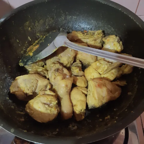 Setelah bumbunya meresap, matikan api dan ayam siap digoreng. 🍗