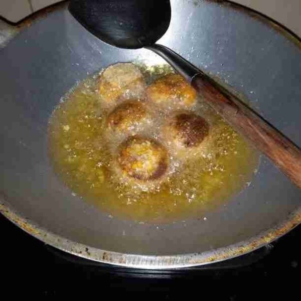 Siapkan minyak panas. Goreng bola ubi hingga berwarna keemasan. Angkat dan tiriskan.