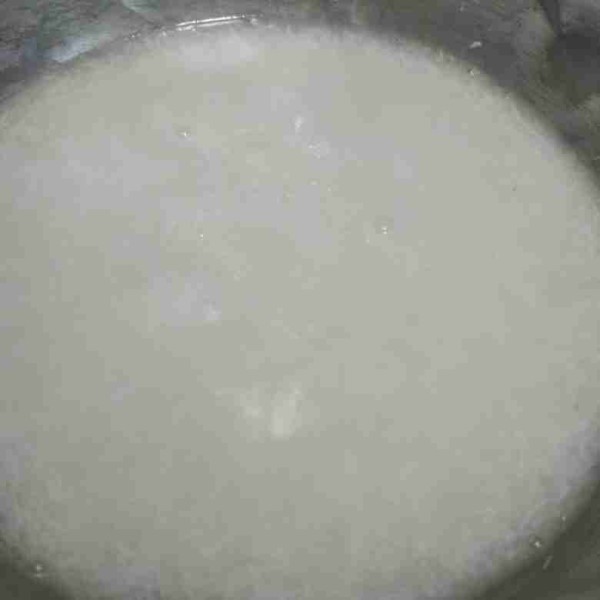 Panaskan 200 ml air dicampur dengan kelapa parut sekitar 200 gram tepung beras. Aduk hingga mengental, matikan api dan diamkan hingga agak dingin.