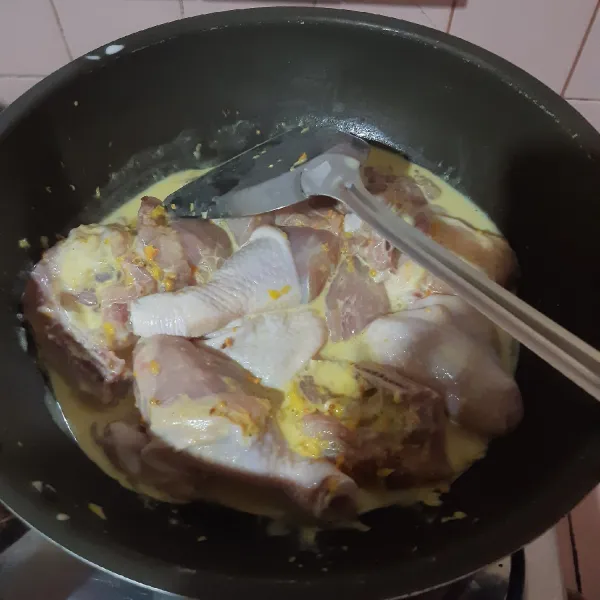 Aduk hingga bumbunya merata kemudian masak dengan api kecil.