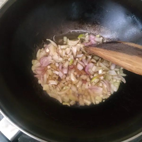 Panaskan sedikit minyak goreng, tumis bawang merah, bawang putih dan bawang bombay sampai harum.