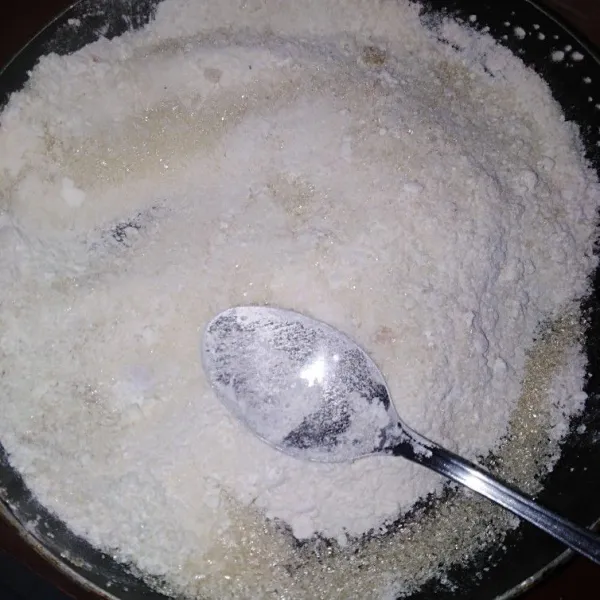 Campur tepung hunkwe, gula, garam, dan fiber creme kemudian aduk rata.