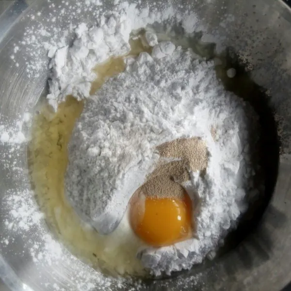 Campur tepung beras, tepung terigu, ragi instan, dan telur. Aduk rata.