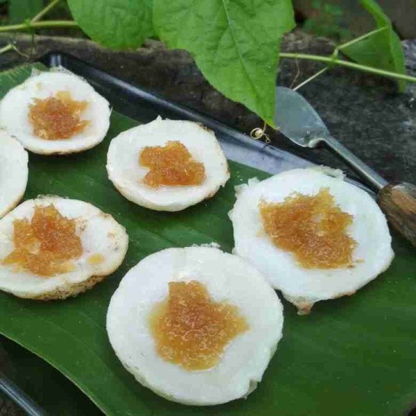 Sajikan dengan taburan kelapa yang sudah diparut dan kinca gula merah.