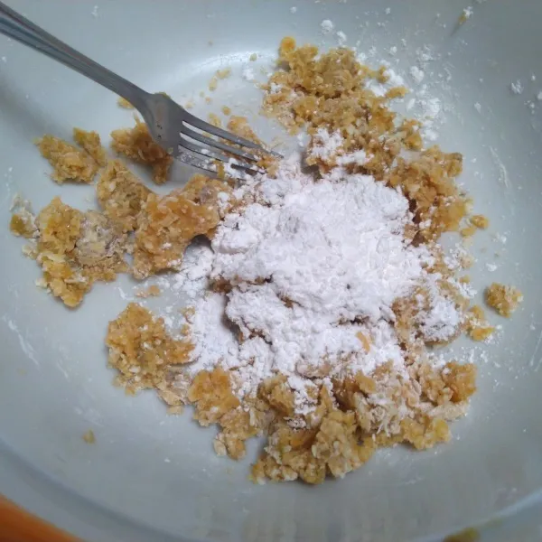 Tambahkan tepung tapioka sedikit demi sedikit sampai kalis atau sampai bisa dibentuk.