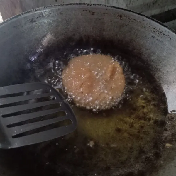 Goreng di dalam minyak panas, tuangkan minyak ke permukaan hingga cucur matang sempurna.