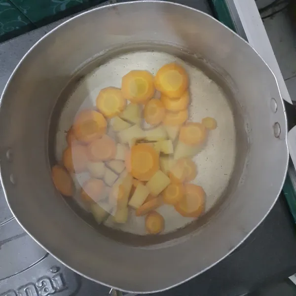 Rebus Air hingga mendidih kemudian masukan wartel dan kentang hingga sedikit lembut
