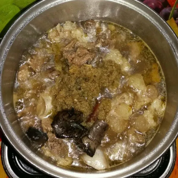 Masukkan tumisan bumbu ke rebusan daging dan kikil. Masak sampai air tinggal setengahnya. Jika daging atau kikil masih terlalu alot bisa ditambahkan airnya