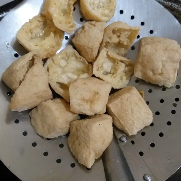 Goreng tahu pong yang sudah dibelah sampai kering, tiriskan