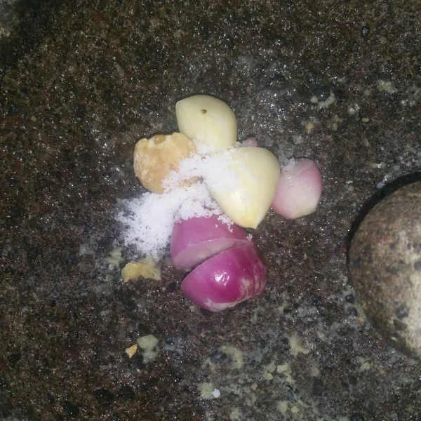 Haluskan bawang putih, bawang merah, kemiri dan garam. Ulek sampai halus dan tercampur rata