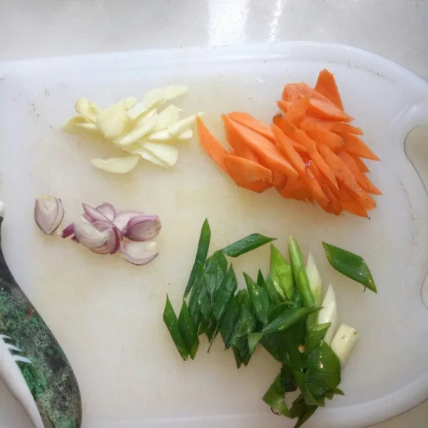 Cuci bersih wortel, daun bawang, bawang merah dan bawang putih. Iris sesuai selera