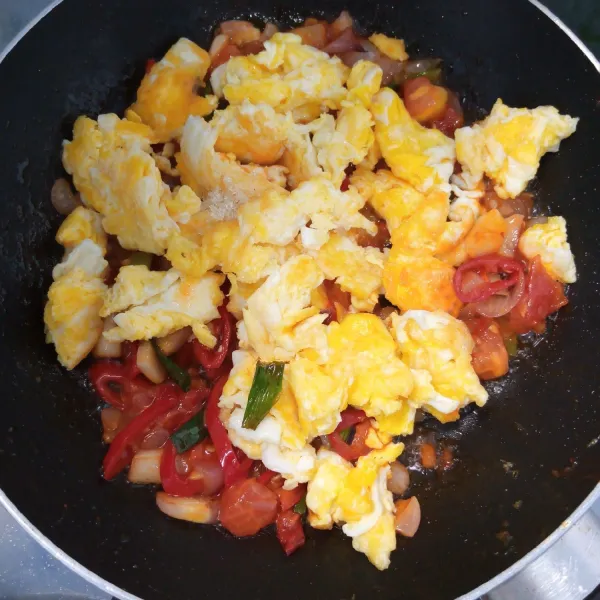 Masukkan telur orak-arik, gula dan garam. Aduk sampai tercampur rata. Angkat dan sajikan