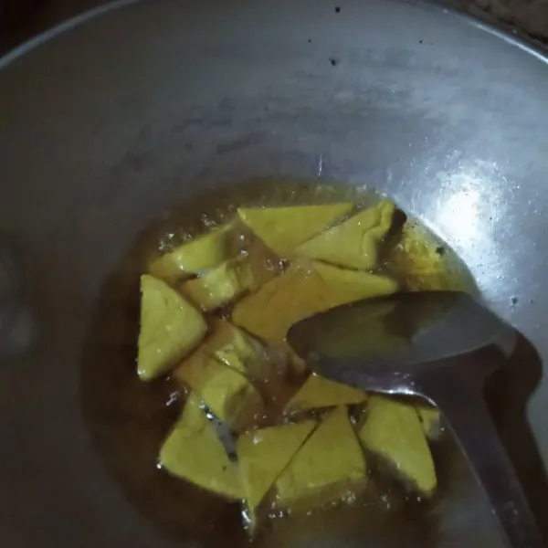 Goreng tahu sampai kecoklatan.