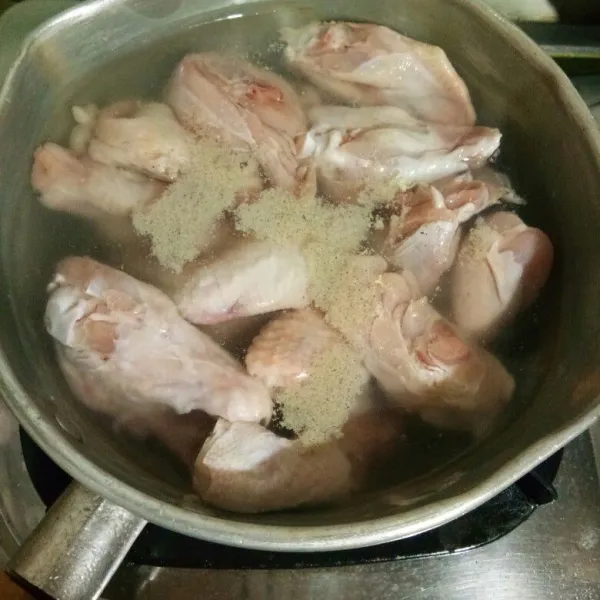 Lalu rebus ayam dengan secukupnya air dan merica bubuk hingga ayam matang, tiriskan