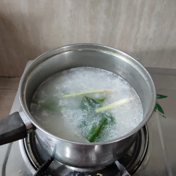 Lalu masukkan daun salam dan serai, masak hingga air mendidih. Aduk rata kembali