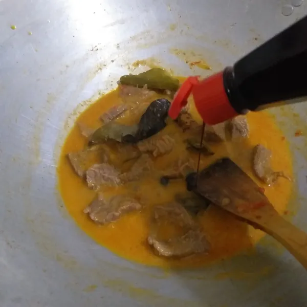 Setelah kuah menyusut tambahkan kecap dan masak sampai kuah hampir habis