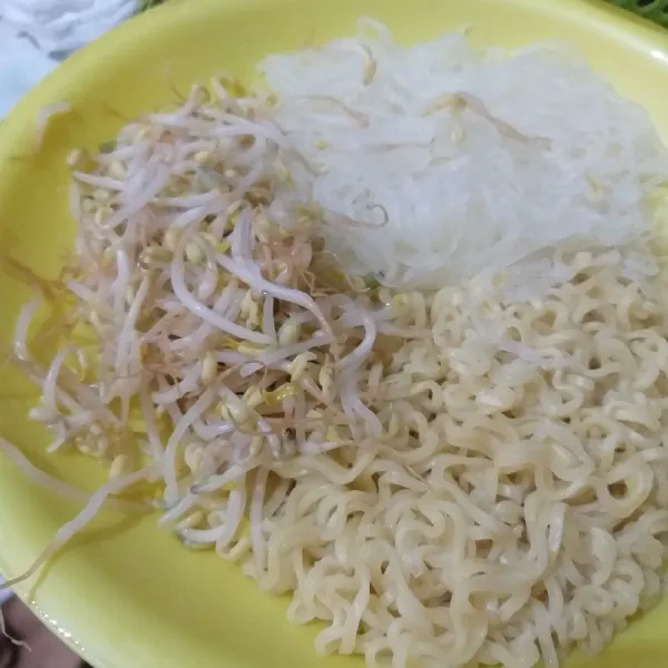 Seduh mie telur, soun dan tauge sampai empuk