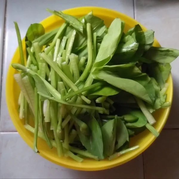 Bersihkan genjer dan potong-potong sesuai selera, sisihkan