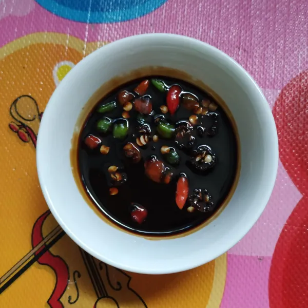 Untuk sambal kecap cukup aduk rata kecap manis & potongan cabe rawit.