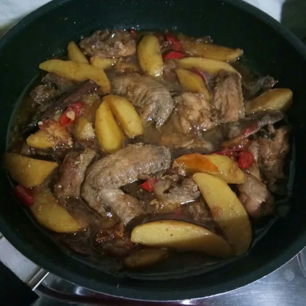 Masak hingga bumbu meresap dan kuah menyusut. Angkat dan siap disajikan