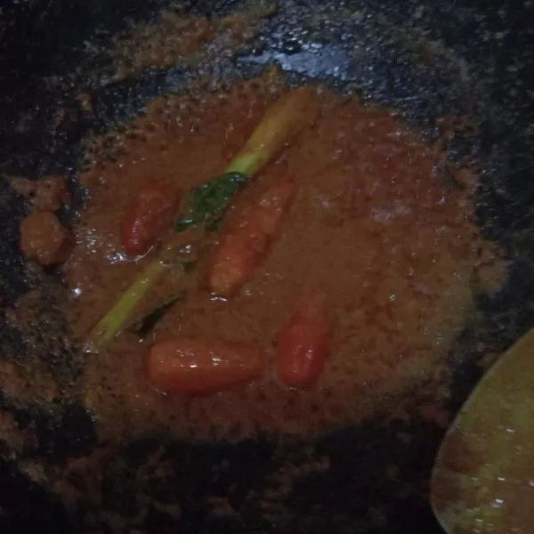 Masukkan rawit utuh,  masak hingga bumbu benar - benar matang