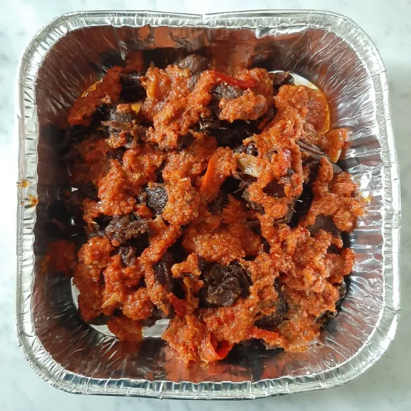 Sajikan daging dalam wadah, siram dengan sambal balado. Siap disajikan