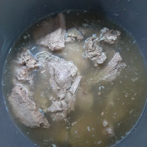 Rebus daging yang telah dipotong dengan panci presto selama kurang lebih 1 jam. Sesuaikan dengan cara masak pada panci masing-masing