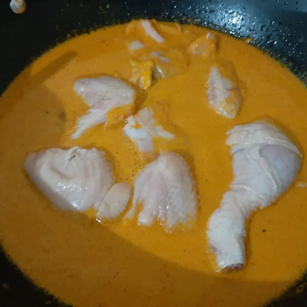 Masukkan ayam, lalu masak hingga ayam empuk