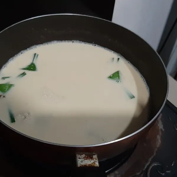 Masukkan susu UHT full cream kedalam rebusan kemudian aduk terus sampai mendidih dan kacang hijau empuk