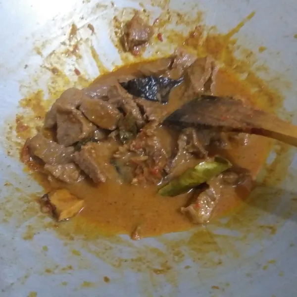 Tambahkan air asam dan koreksi rasa. Bila sudah pas rasanya, matikan api