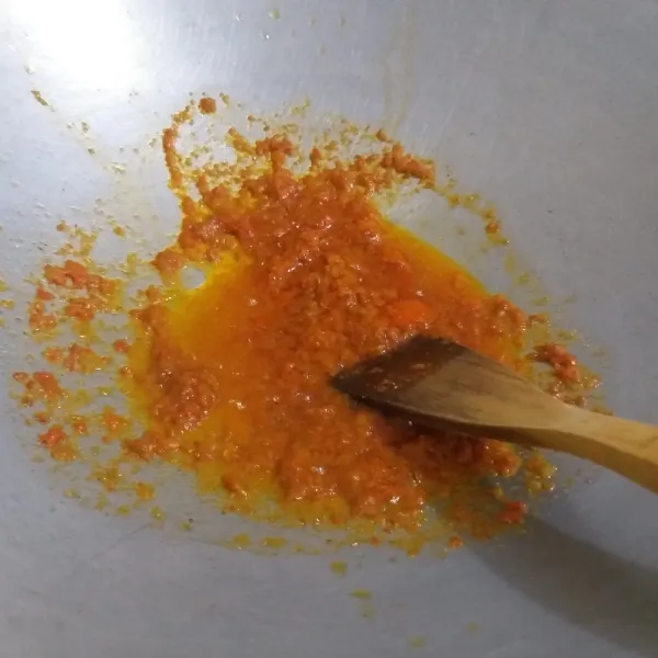 Haluskan dengan blender, cabai, bawang, ketumbar dan merica butir serta minyak goreng sampai halus. Panaskan wajan dan tumis bumbu halus sampai harum