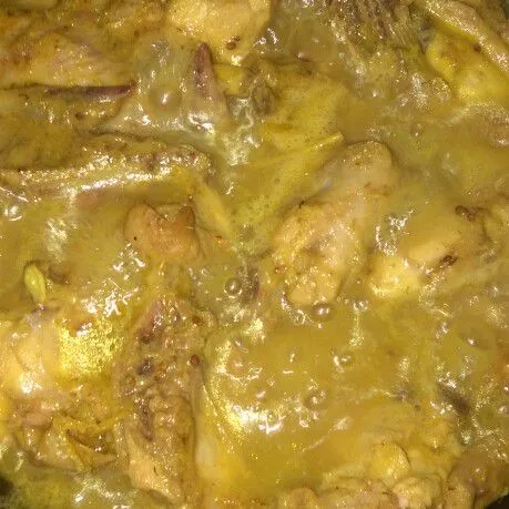 Masukkan garam, aduk rata. Masak sampai air menyusut