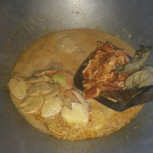 Setelah santan mendidih, masukan jengkol yang sudah digeprek, gula merah dan daun salam. Masak sampai bumbu meresap dan kuah berkurang