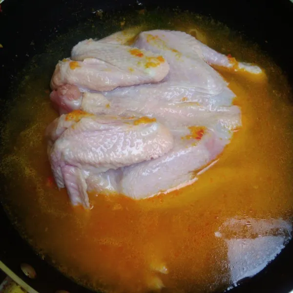 Masukkan ayam dan air, masak hingga mendidih dan ayam setengah matang. Beri bumbu seperti garam, gula, merica dan kaldu. Koreksi rasa. Masak hingga ayam matang