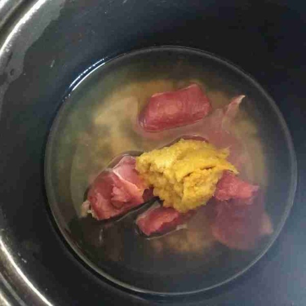 Ungkep daging dengan bumbu ungkep yang dihaluskan yaitu 1 siung bawang putih, 2 siung bawang merah, 3 cm jahe, 2 cm kunyit dan sejumput garam. Ungkep dengan segelas air, menggukan api sedang sampai air menyusut menjadi 1/2 gelas air