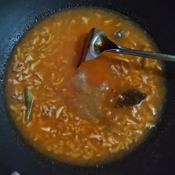 Masukkan kecap manis, air, garam, gula, dan kaldu bubuk