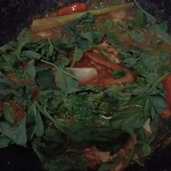 Sesaat sebelum diangkat masukkan daun kemangi dan irisan tomat merah