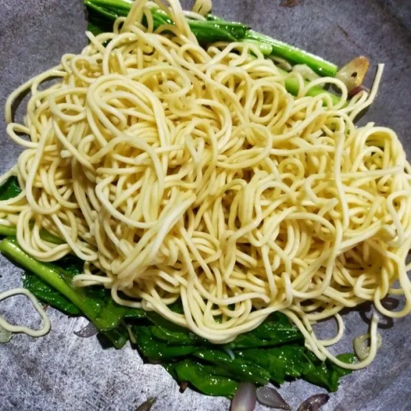 Masukkan mie telur, aduk rata. Tambahkan sedikit air