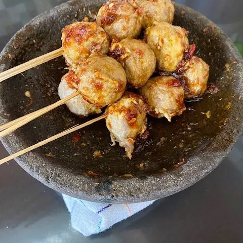 Lumuri bakso yang telah ditusuk dengan bumbu halus.