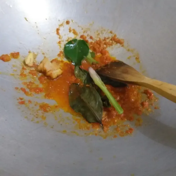 Setelah harum, masukkan salam, sereh, daun jeruk, lengkuas dan jahe. Lanjutkan tumis sampai bumbu matang