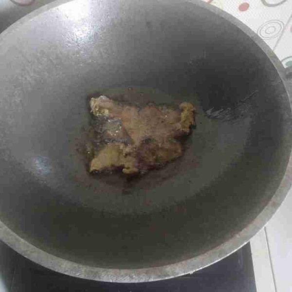 Goreng daging yang sudah ditumbuk sampai kecoklatan