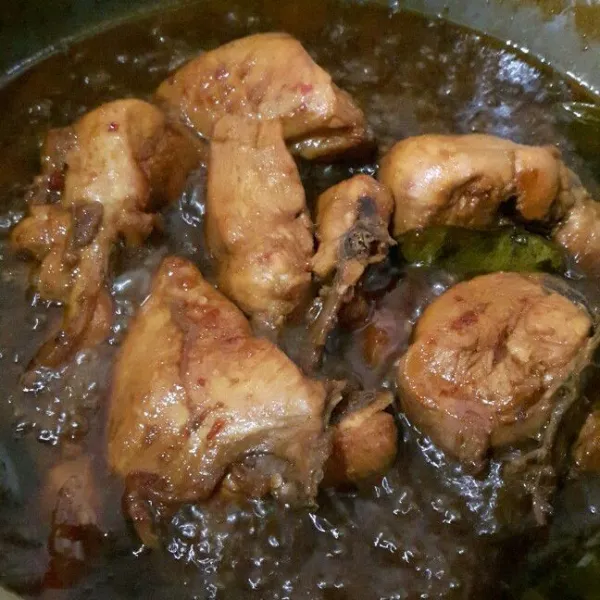 Masak sampai air menyusut dan ayam matang. Bisa tambahkan air jika ayam dirasa belum lunak. Koreksi rasa dan matikan kompor. Beri air perasan jeruk limau. Aduk rata lagi dan siap disajikan