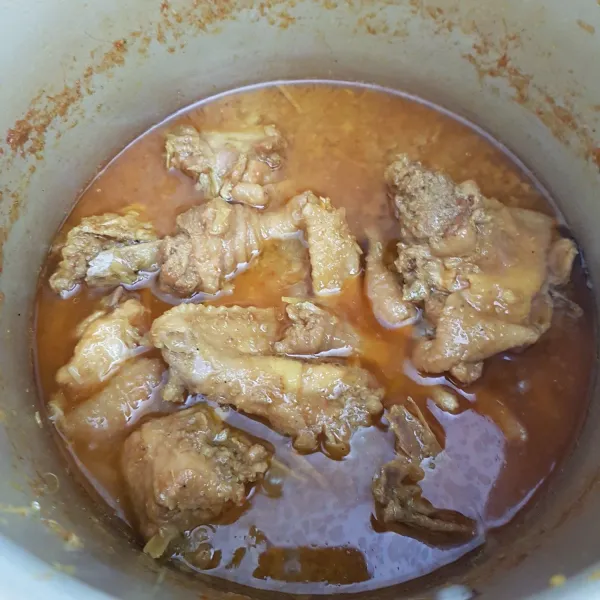 Setelah ayam empuk, bumbu meresap dan kuah menyusut, koreksi rasa. Angkat dan siap disajikan. Sedikit banyak kuah tergantung selera