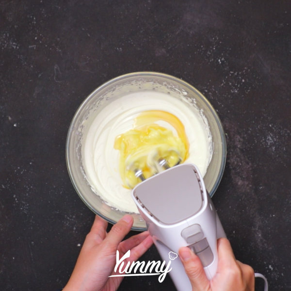 Topping: kocok whip cream dengan icing sugar hingga kaku, dan tambahkan keju mascarpone dan vanila ekstrak. Aduk rata.