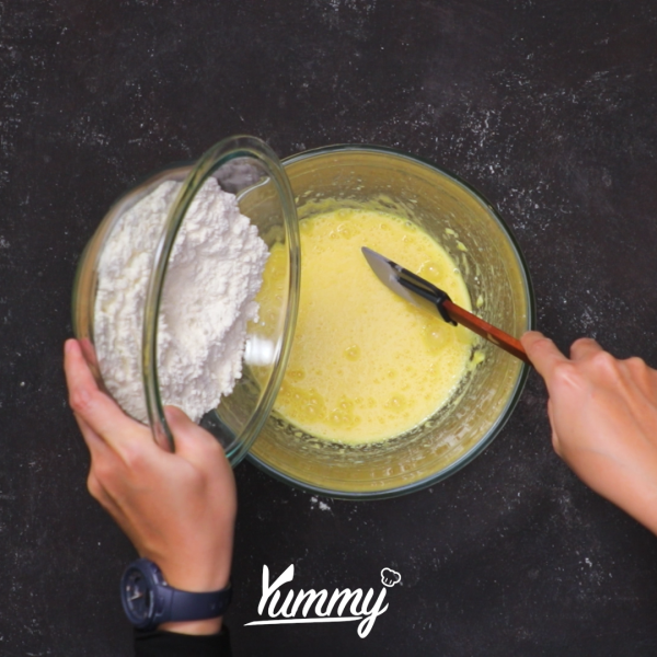 Cake: campurkan tepung terigu dengan baking powder, dan garam. Aduk rata dan sisihkan. Siapkan mangkuk mixer, masukkan mentega tawar dan gula pasir. Kocok hingga bertekstur lembut, creamy, dan berwarna pucat. Tambahkan telur dan vanilla ekstrak, kocok kembali hingga tercampur rata.
Tambahkan adonan tepung sedikit demi sedikit sambil diaduk dengan spatula hingga tercampur rata dan membentuk konsistensi adonan cake yang lembut.