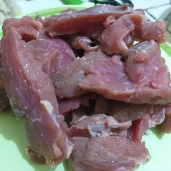 Potong-potong daging seukuran jari kelingking atau sesuai selera