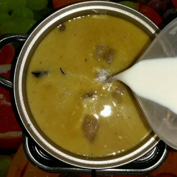 Tuang susu dan santan. bumbui garam dan gula. Masak sambil sesering mingkin diaduk supaya kuah tidak pecah