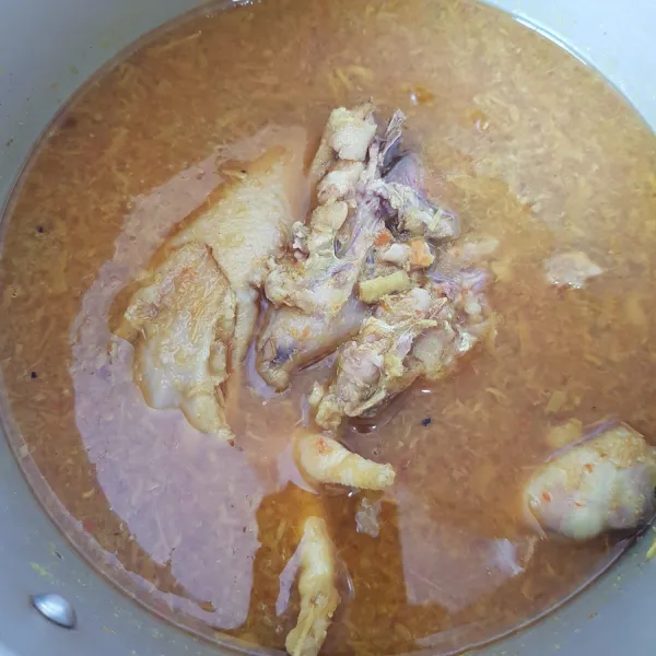 Setelah ayam berubah warna, pindahkan ke dalam panci yang lebih besar. Tambahkan air, gula, garam dan kaldu jamur bubuk. Aduk rata dan masak ayam menggunakan api kecil hingga ayam empuk. Bisa juga dipresto